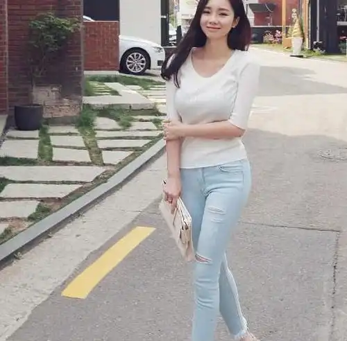 美女街拍优雅知性的牛仔裤美女,尽显时尚气质