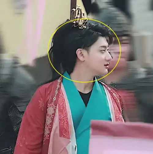 萌探探探案齐穿古装,宋亚轩背影娇俏似少女,杨紫生图梦回锦觅