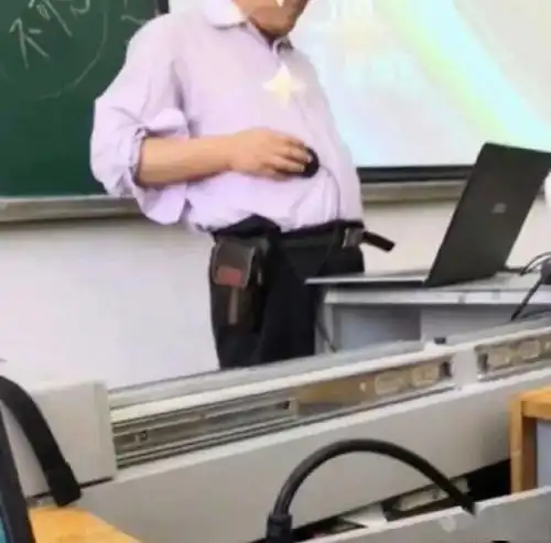 给网红美女主播打赏10w,结果发现他竟是我的室友网友哈哈哈玩太野