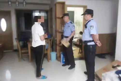 12岁女孩深夜哭着报警写不出600字作文,妈妈不让我睡觉