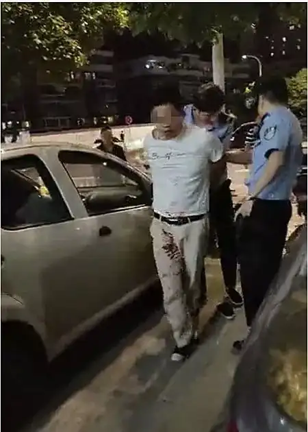 台州街头血腥一幕男子持大剪刀猛刺老乡