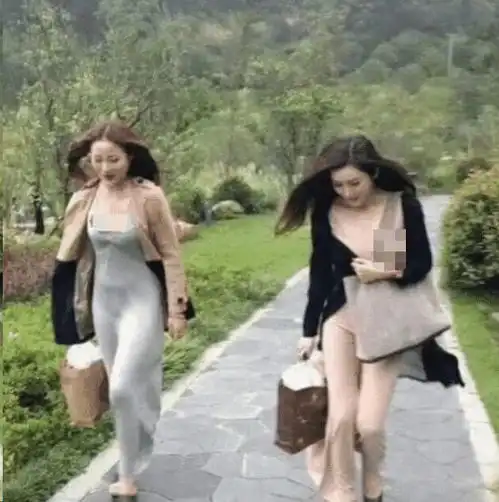 姑娘,风大了就别穿裙子了真的会原形毕露的哈哈哈哈