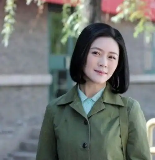 她曾打败章子怡夺得影后,事业巅峰时选择隐退,如今身家百亿