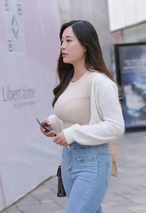微胖女人也很美紧身t恤塞满了,配喇叭裤韵味十足