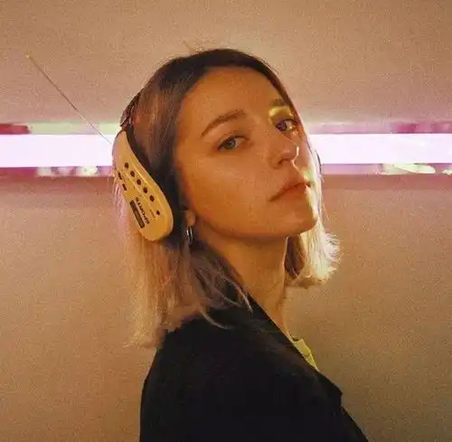 女头你搅散一池星光成为我的月亮