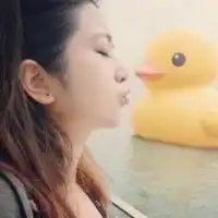 求大黄鸭女生头像