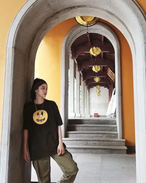欧阳娜娜动态封面疑发胖,走学霸路线成功洗白,盐甜少女穿搭模板