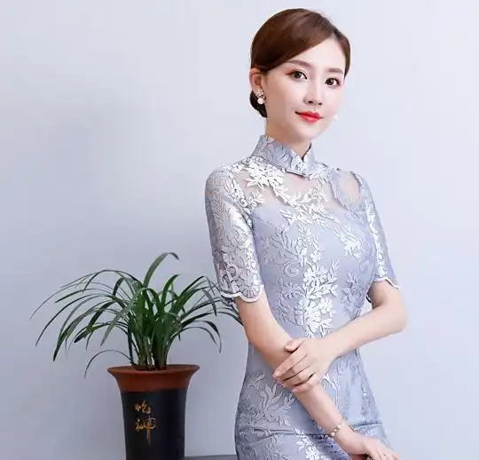 身穿一件优雅的旗袍,才能诠释出东方女子的古典韵味