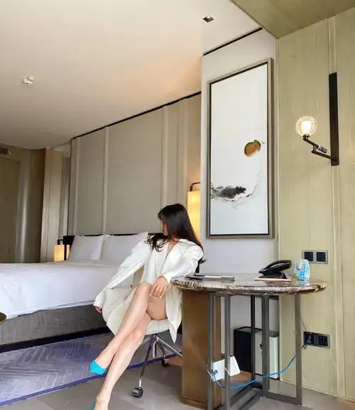 身材微胖的大姐姐,时尚穿搭小西服搭配小短裤,尽显高冷女神范