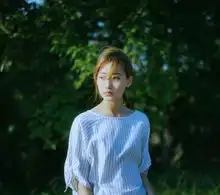 穿衬衫牛仔裤帆布鞋的带字女生全身头像