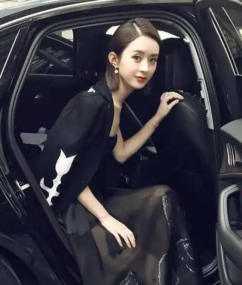 娱乐圈女星下车瞬间赵丽颖霸气杨幂优雅网友只服baby