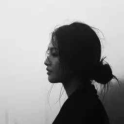 女生酷酷的黑白头像图片大全爱笑的人没有那么坚强