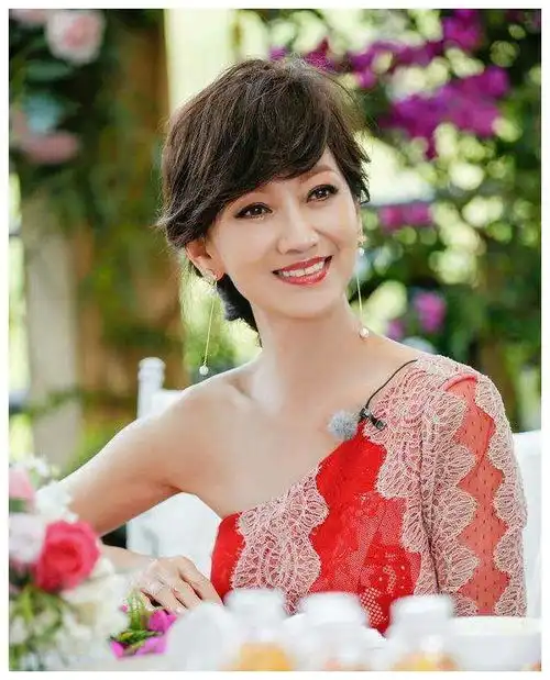 53岁周海媚57岁关之琳65岁赵雅芝,关美颜滤镜后还是冻龄女神吗