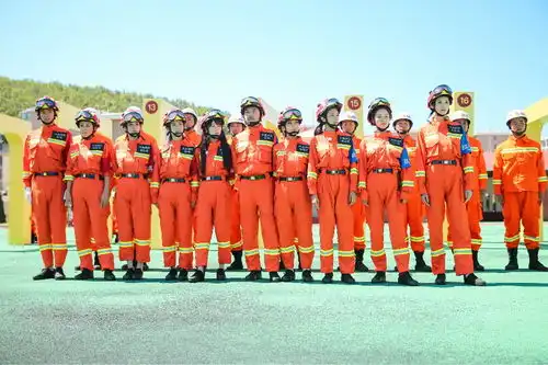 我们来了大连站众星一身消防制服显英姿