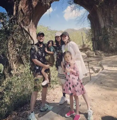 贾静雯久违晒女儿,称她们是自己的人生导师,咘咘烫泡面头像混血