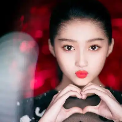 关晓彤现身维密现场,身穿黑色小纱裙,真是酷酷的暗黑少女