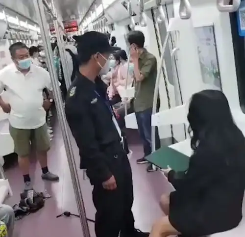 西安一女子地铁内被安保拖拽下车时,衣衫不整呼喊救命,地铁回应