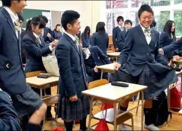 日一高中办性别交换日男生穿裙称腿冷