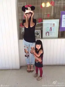 曹格老婆吴速玲私房照曝光时尚辣妈是潮流达人