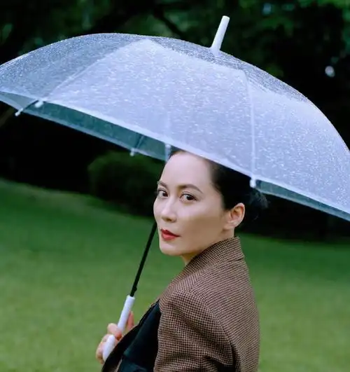 俞飞鸿真是骨相美女,最新西双版纳雨景大片出炉,48岁了也不显老