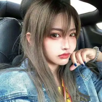 用漂亮喜欢搞怪的女生做头像,自己也心情舒服