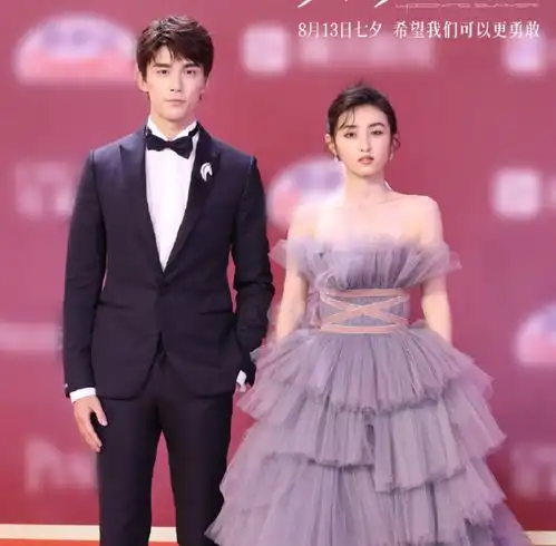 张子枫亮相上海电影节,携手吴磊走红毯,国民闺女有了小说女主脸