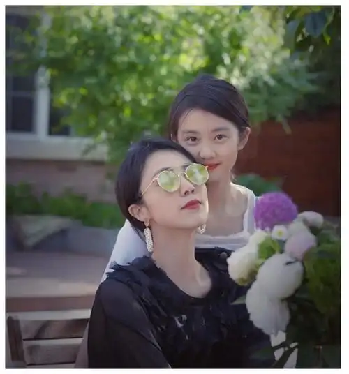 黄磊14岁女儿多多晒唯美近照,与妈妈孙莉让人傻傻分不清