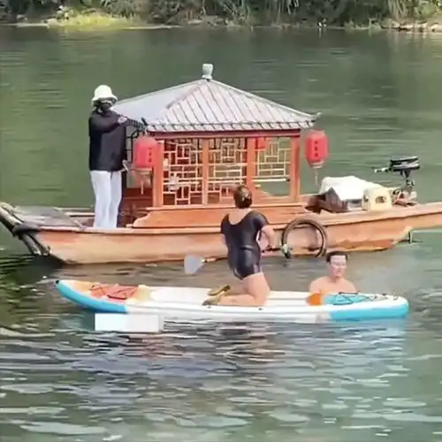 河南小南海景区,女子被男子按在水里打,打人者疑似当地河霸