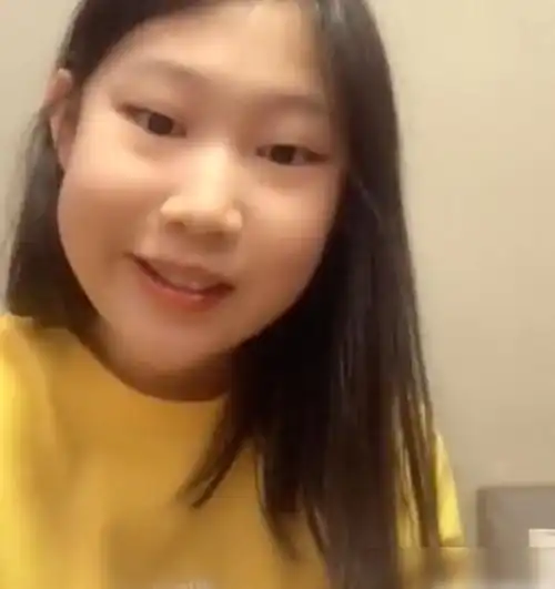 有女孩初长成,女孩14岁小沈阳穿着黄色t恤撞衫爸爸