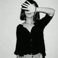 女生头像黑白捂脸黑白双手捂脸女生头像
