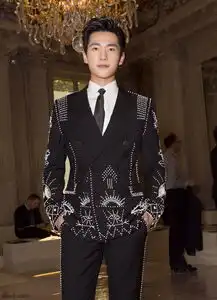 组图杨洋珠绣西装亮相巴黎秀场头排霸道撩人