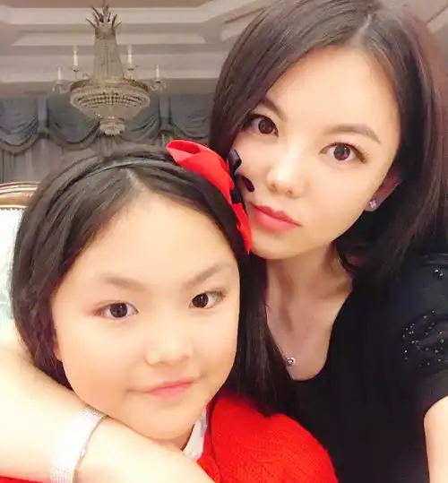 李湘女儿逃课看直播被抓包一个月生活费65万,富养长大的她现状如何