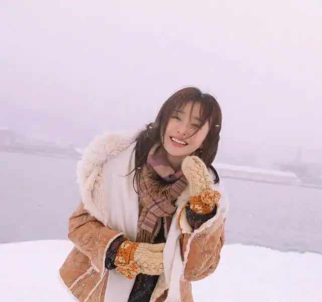 秦岚高调美一回,大红色斗篷连衣裙太惊艳,37岁年龄17岁身材