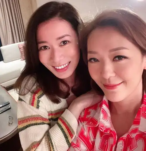 又一知名港姐移居内地,45岁仍显娇媚,曾因大胆演出被儿子质问