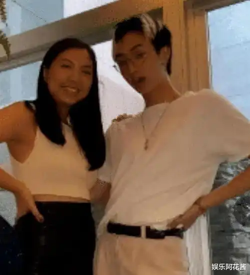伊能静儿子晒聚会照,与姐妹合影比女生姿势妖娆,庾澄庆始终沉默
