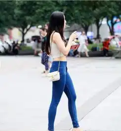 街拍小姐妹两人穿搭的基调都是黑色,真的很有时尚感