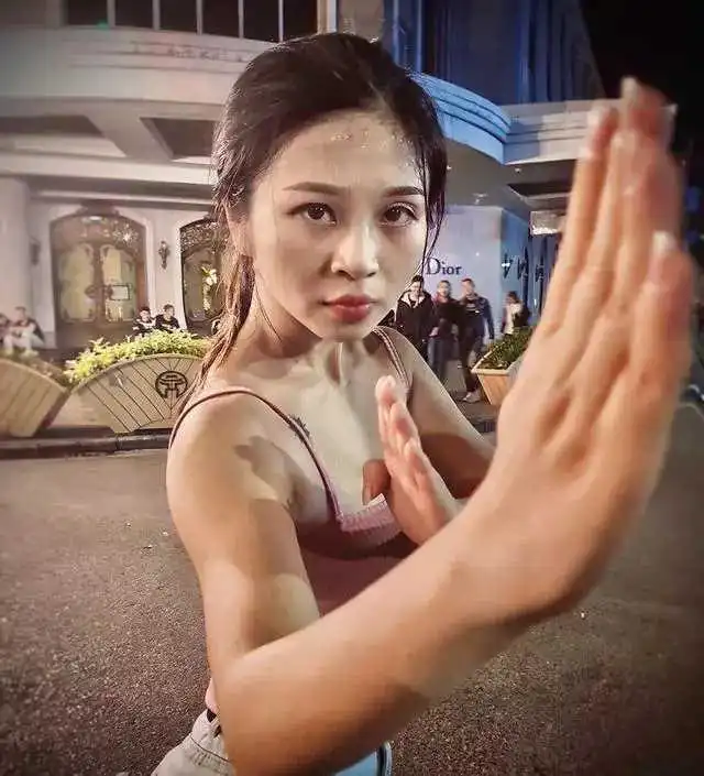 不愧是宝藏女孩,精通中国武术,腹肌蜜桃臀样样有,羡慕吗