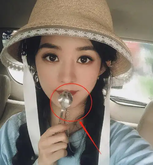 赵丽颖晒十八宫格自拍照,玩泡泡机少女感十足,这确定有32岁