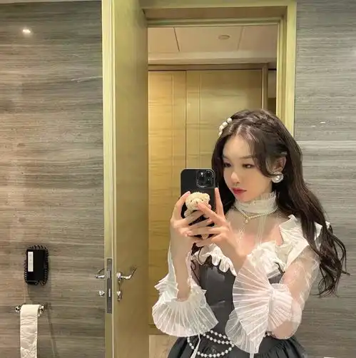 徐梦洁站在十字路口拍写真,蝴蝶结发饰配粉色西装,妥妥的少女