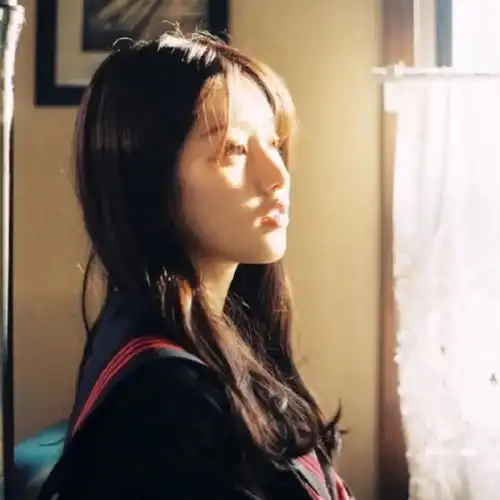 真人女生头像冗长的黑夜里,你是我唯一的光