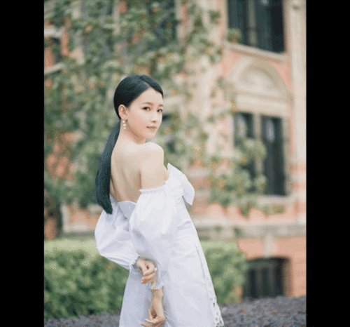 不会穿的中年女人,最美白裙穿搭秘籍送给你,减龄时髦很高级