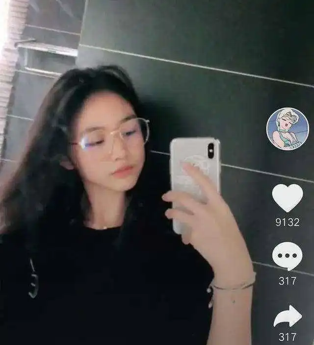 汪峰大女儿小苹果,气质高冷有范,十分出众,背后原因你知道吗