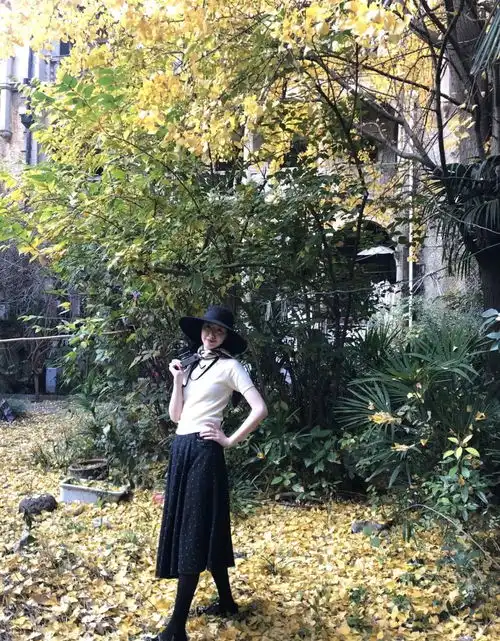 李亚鹏女友真有范,穿中性装戴墨镜有大佬派头,气质不输天后王菲