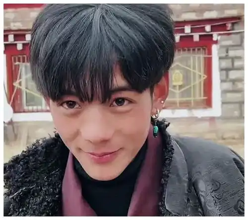 又一男孩因高颜值走红,一脸漠然坐公交,网友饱受补习班摧残