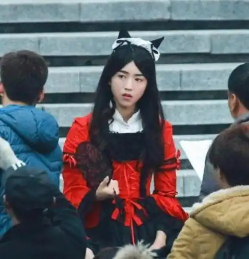 cos尔康扮演贵妇模仿公主,男明星浪起来比女明星狠多了