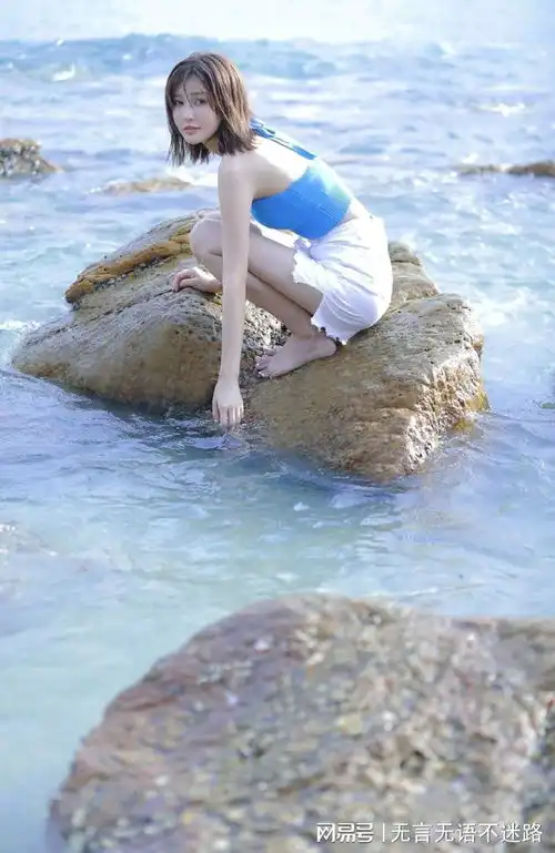 短发美女,蓝色吊带,海边沙滩清新唯美