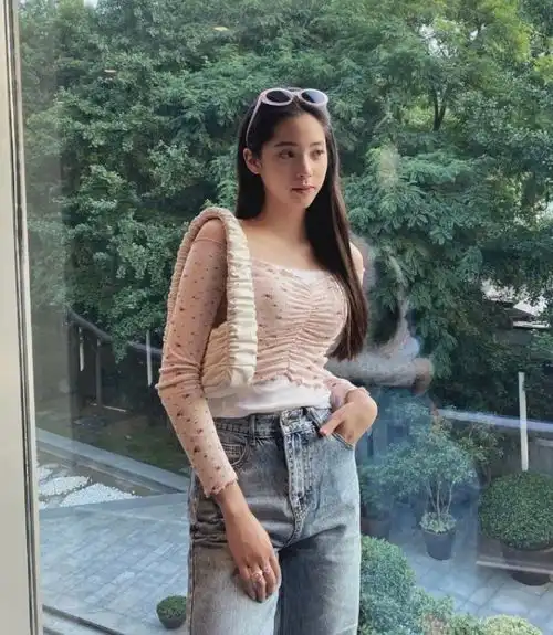 有种开放叫欧阳娜娜,仅1根绳撑起衣服出门,秀出特效腰太绝