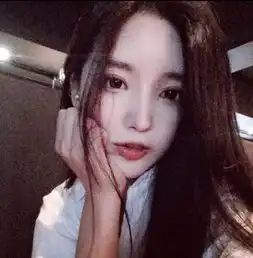 发三张同一个女孩得自拍照,要求年龄1620岁,漂亮点,不同场合的三张照片