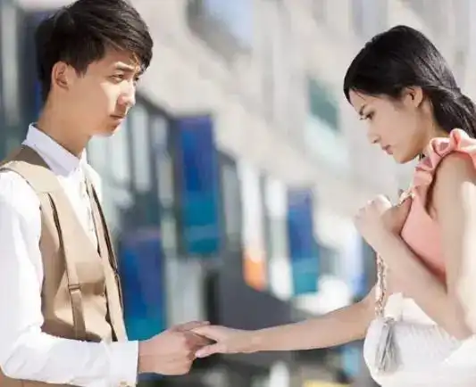 情人很漂亮学历高,但两次被电信诈骗,我该不该离婚和她结婚