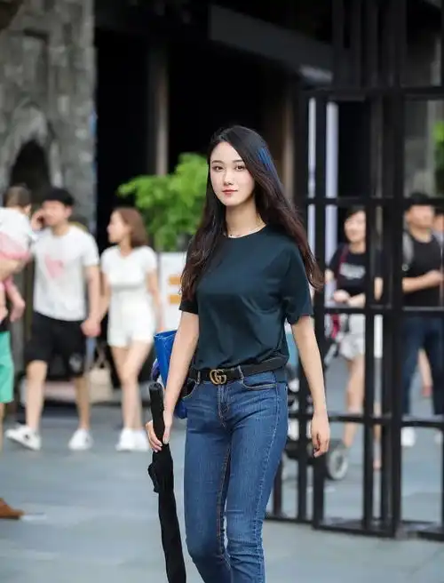 街拍成熟很美的小姐姐,每天都能穿出新鲜感